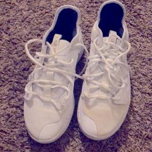 Paul George 3s basketball shoe